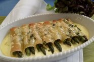 Cannelloni gefüllt mit Grünspargel in Auflaufform, in heller Soße und mit Käse überbacken