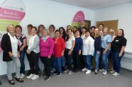Eine Gruppe junger Frauen präsentiert sich mit ihren Fachlehrerinnen zum Lehrgangsstart